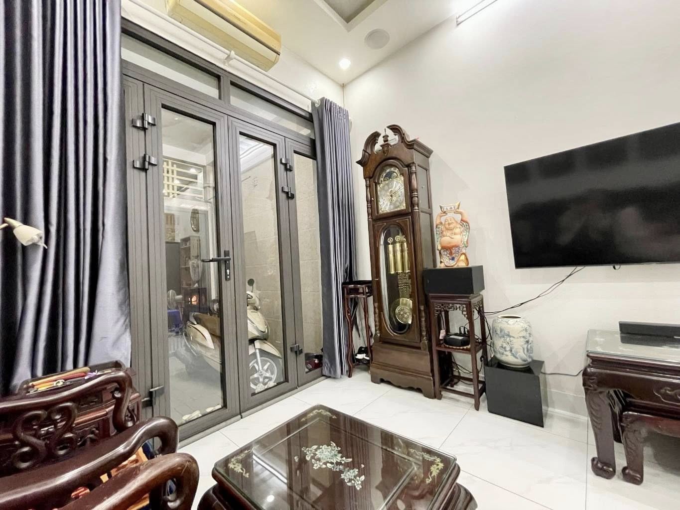 Nhà đẹp 5 tầng, sân xe rộng, sát phố tứ liên, nhỉnh 10 tỷ