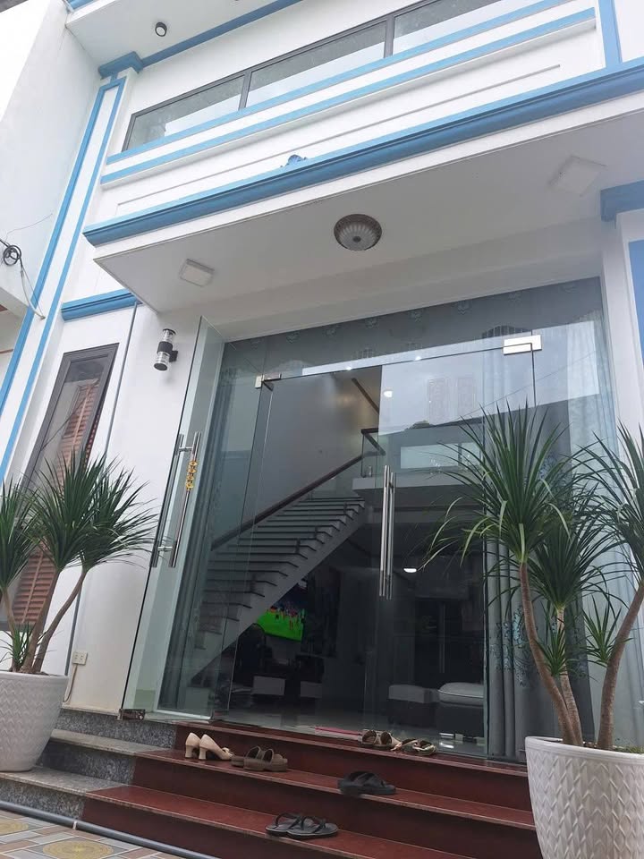 Nhà 2 tầng 106.5m2 tặng nhà đẹp, giá tốt, giáp Thuận Thành