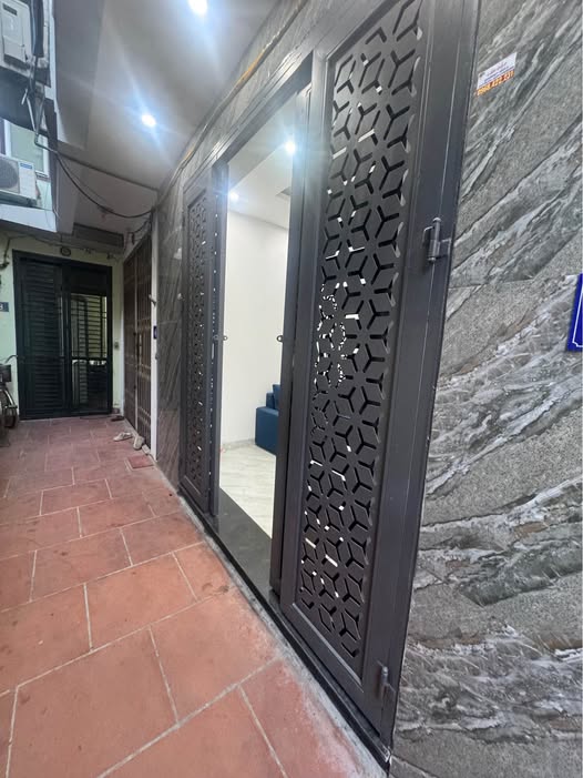 Bán nhà mới Lĩnh Nam, 30m2, 5 tầng, cách ô tô 10m, giá 6 tỷ