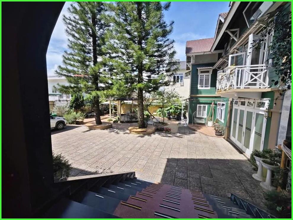 Khuôn viên được chăm chút tỉ mỉ, đẹp như tranh vẽ, lại còn có sân đủ rộng để "chăm sóc" cả một đội xe ô tô