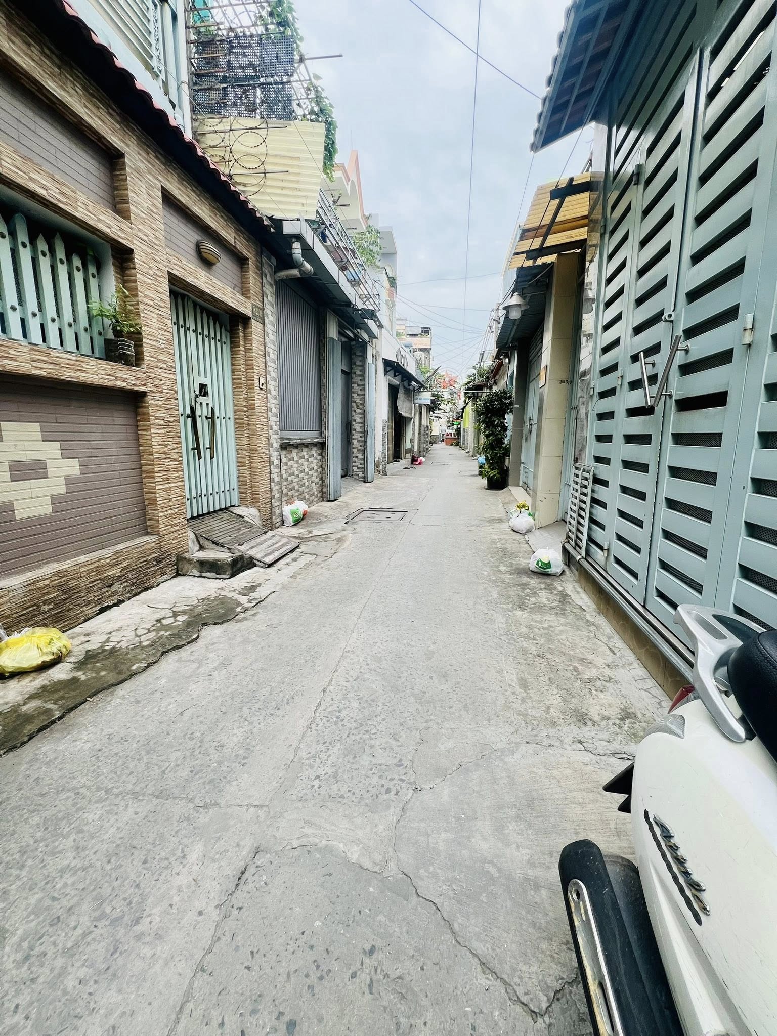 Nhà cấp 4 diện tích lớn hiếm có 82m2 tại Quận 4, kích thước 4m x 20.5m