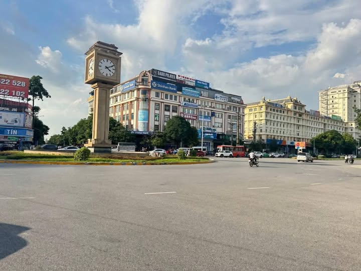 Nhà 2 tầng Nguyễn Trãi kinh doanh sầm uất, sổ đỏ vuông vắn, giá to như tên