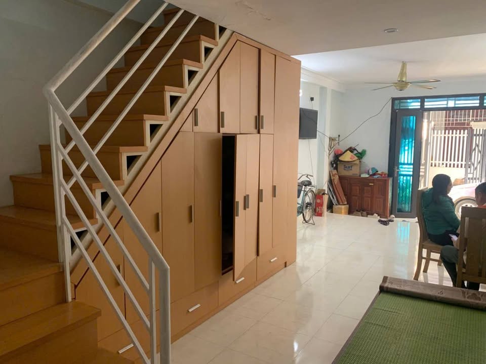 Nhà 2 tầng đẹp mịn, ngõ ô tô tránh tại Đông Vệ, giá hời