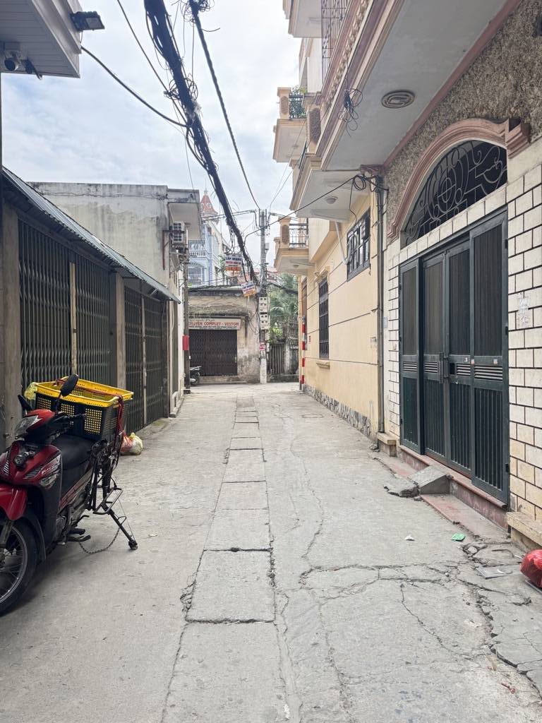 Nhà riêng tại Kim Giang, Hà Nội, sở hữu sổ đỏ A4 vuông vắn, nở hậu, sẵn sàng giao dịch