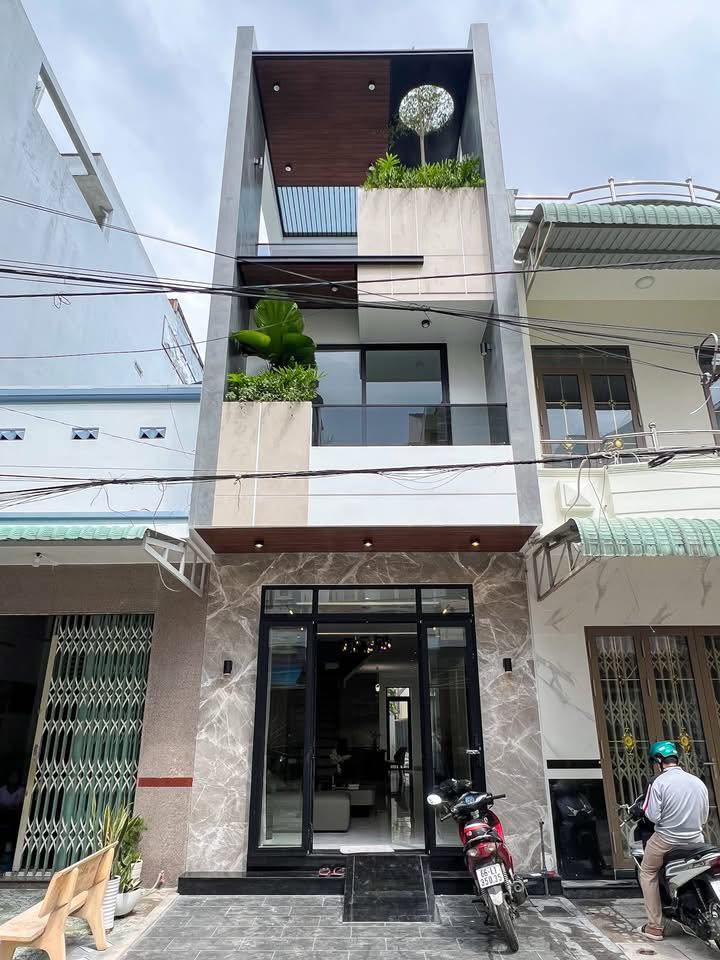 Siêu phẩm nhà 1 trệt 2 lầu mới tinh tươm, có cả sân thượng chill chill đang chờ chủ mới đây ạ