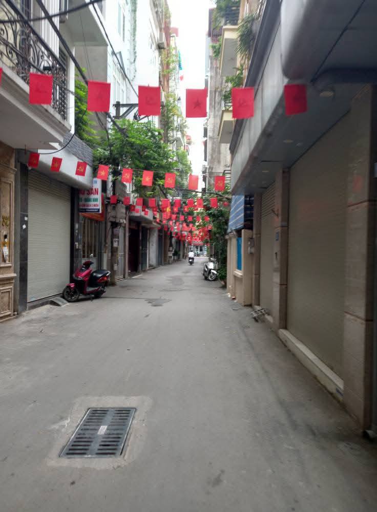 Kính mời quý vị đến chiêm ngưỡng căn nhà tọa lạc tại phố Lạc Long Quân, giáp Hồ Tây thơ mộng