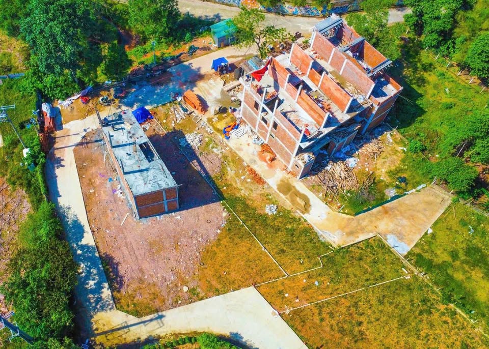 Tọa lạc tại vị trí đắc địa trên đường Huyền Trân Công Chúa, trung tâm khu du lịch sầm uất của thành phố Huế