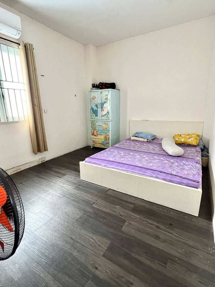 Nhà lầu trệt có tum cần bán, nằm trong hẻm xe hơi 7 chỗ, thuận tiện di chuyển