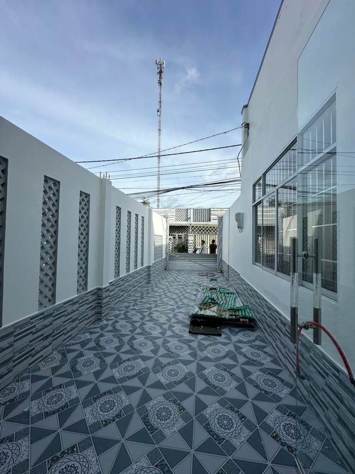 Tọa lạc tại con hẻm ô tô rộng rãi trên đường Võ Văn Kiệt, đoạn Trường Láy Xe Tàu Thăng Long