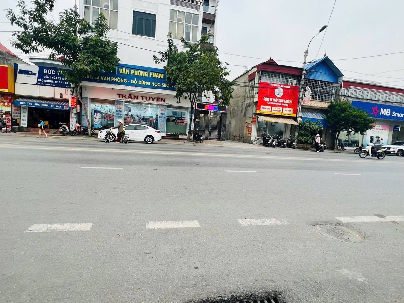 Mảnh đất vàng trung tâm, sát bờ hồ, cơ hội kinh doanh hiếm có