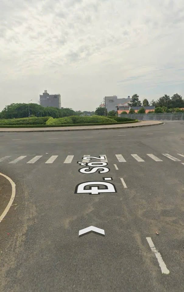 Tọa lạc ngay tâm điểm sầm uất của thị trấn Bến Lức, ngay vòng xoay 135 sầm uất