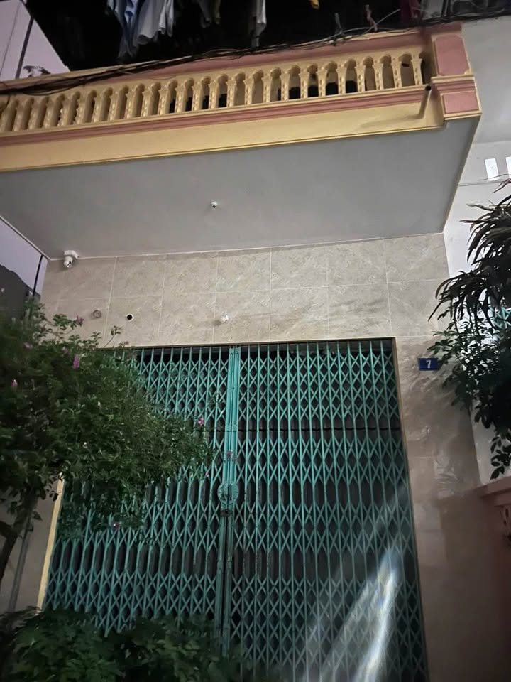 Ngôi nhà hai tầng kiên cố tọa lạc tại ngõ 254 Lê Quý Đôn, phường Gia Cẩm