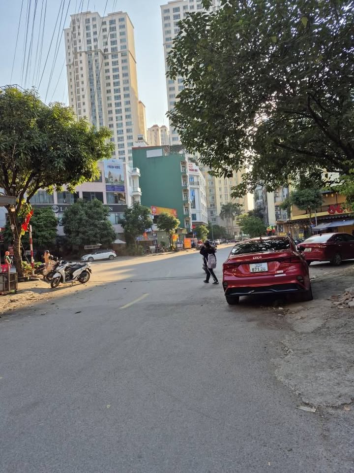 Tọa lạc tại vị trí đắc địa trên đường Lê Hồng Phong, Hà Đông, căn nhà 5 tầng