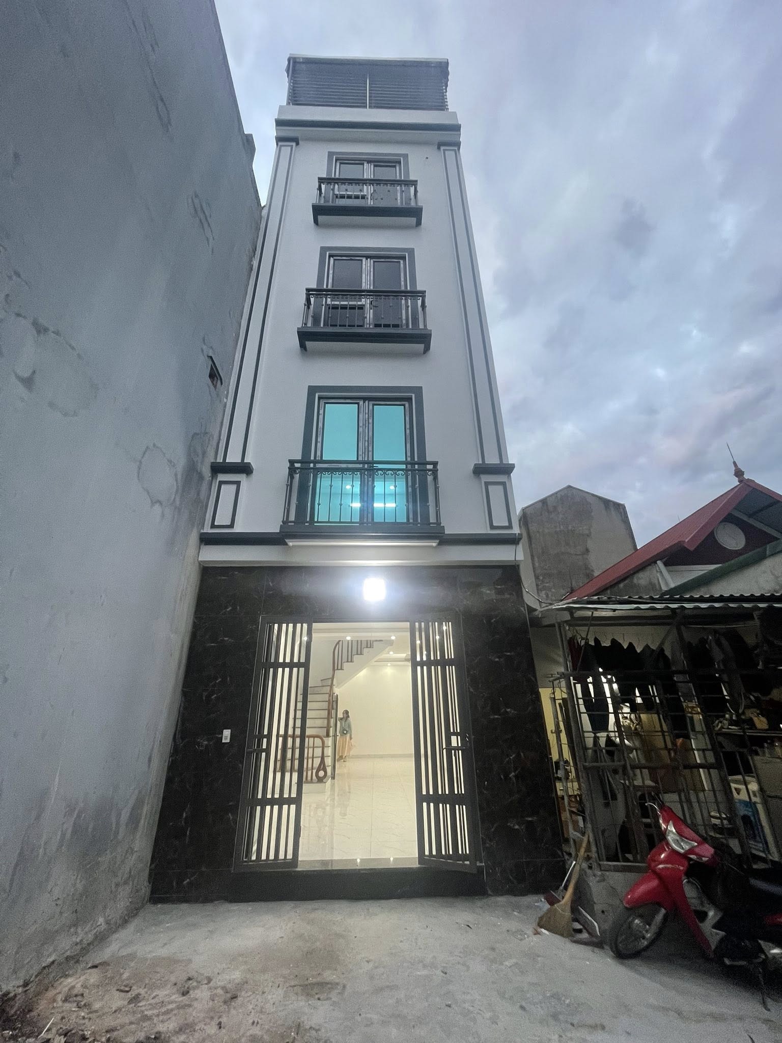 Nhà 5 tầng mới tinh, xây chắc chắn, sẵn sàng đón chủ mới tại Yên Nghĩa, Hà Đông