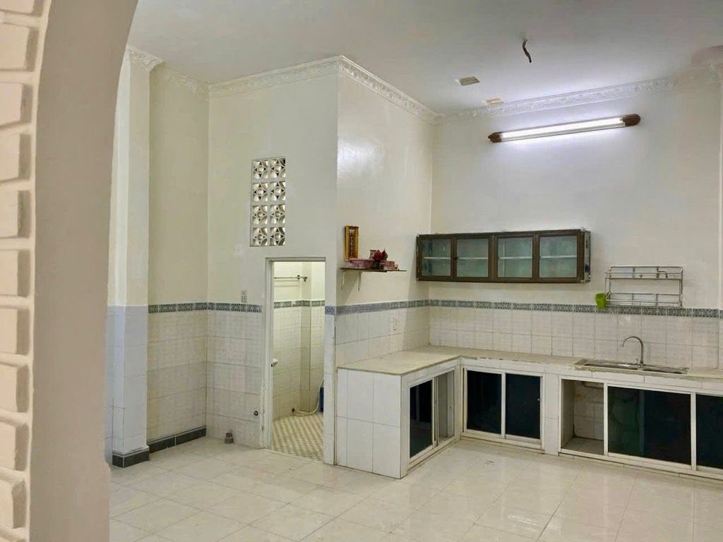 Nhỉnh 6 tỷ có nhà 1 trệt, 2 lầu, sát mặt tiền Nguyễn Sơn, hẻm xe hơi 5m