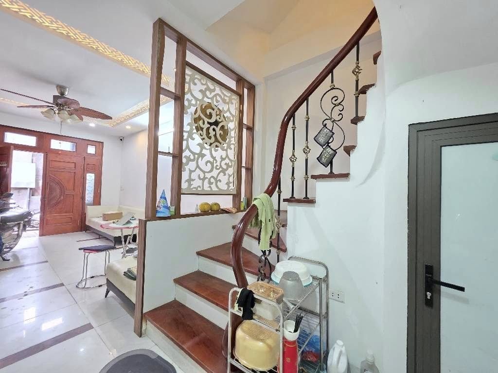 Chào bạn, tôi có một căn nhà lô góc cực đẹp, thoáng sáng quanh năm, chỉ cách mặt phố Đại Từ 15m