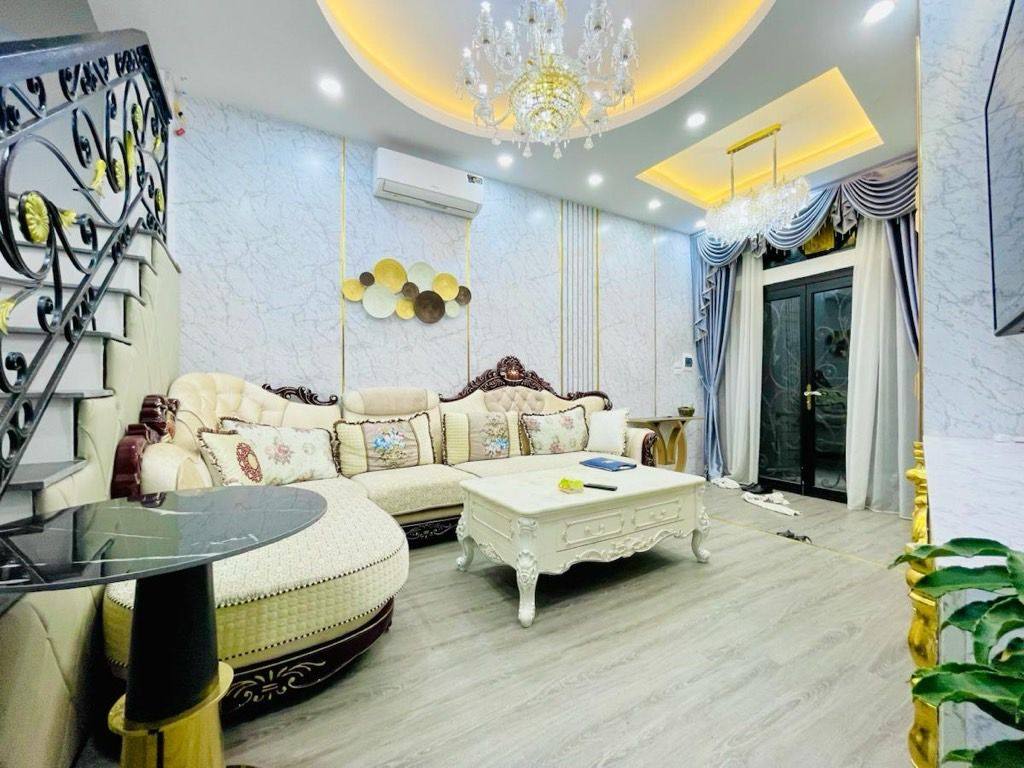 Nhà 5 tầng, 102m2, 5 ngủ, ô tô tránh, phố Kim Đồng, Hoàng Mai - 6.98 tỷ