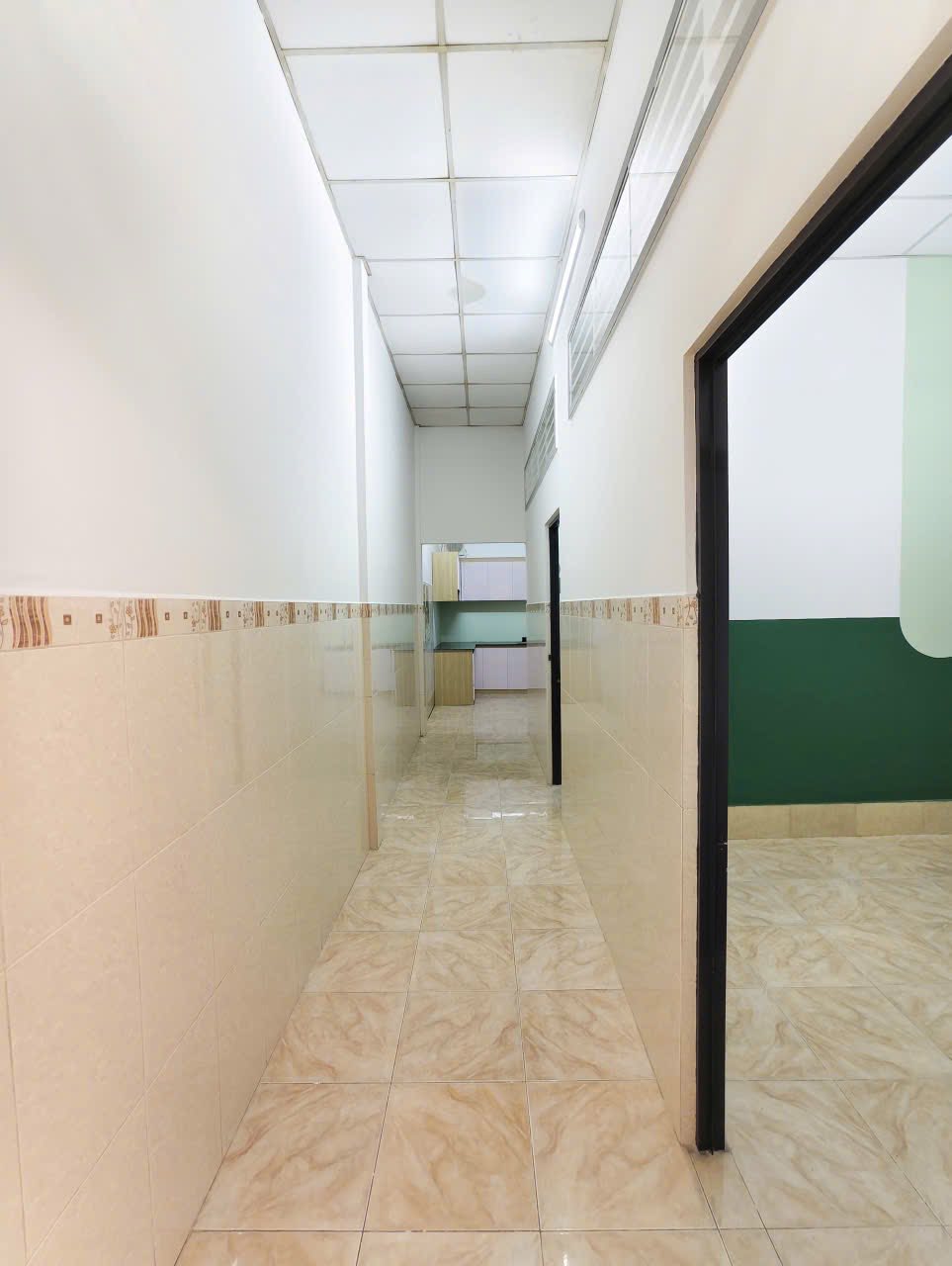 Chào bạn, mình có căn nhà cấp 4 kiên cố, diện tích rộng rãi và thoáng mát