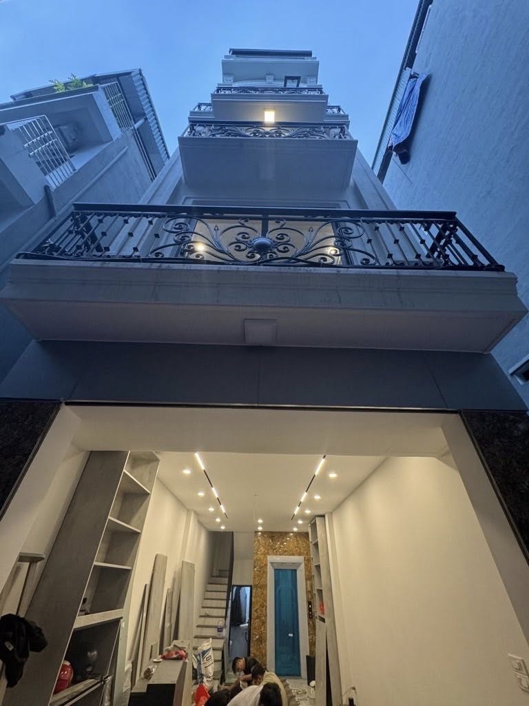 Nhà 6 tầng thang máy, ô tô vào nhà, căn hộ khép kín sang chảnh