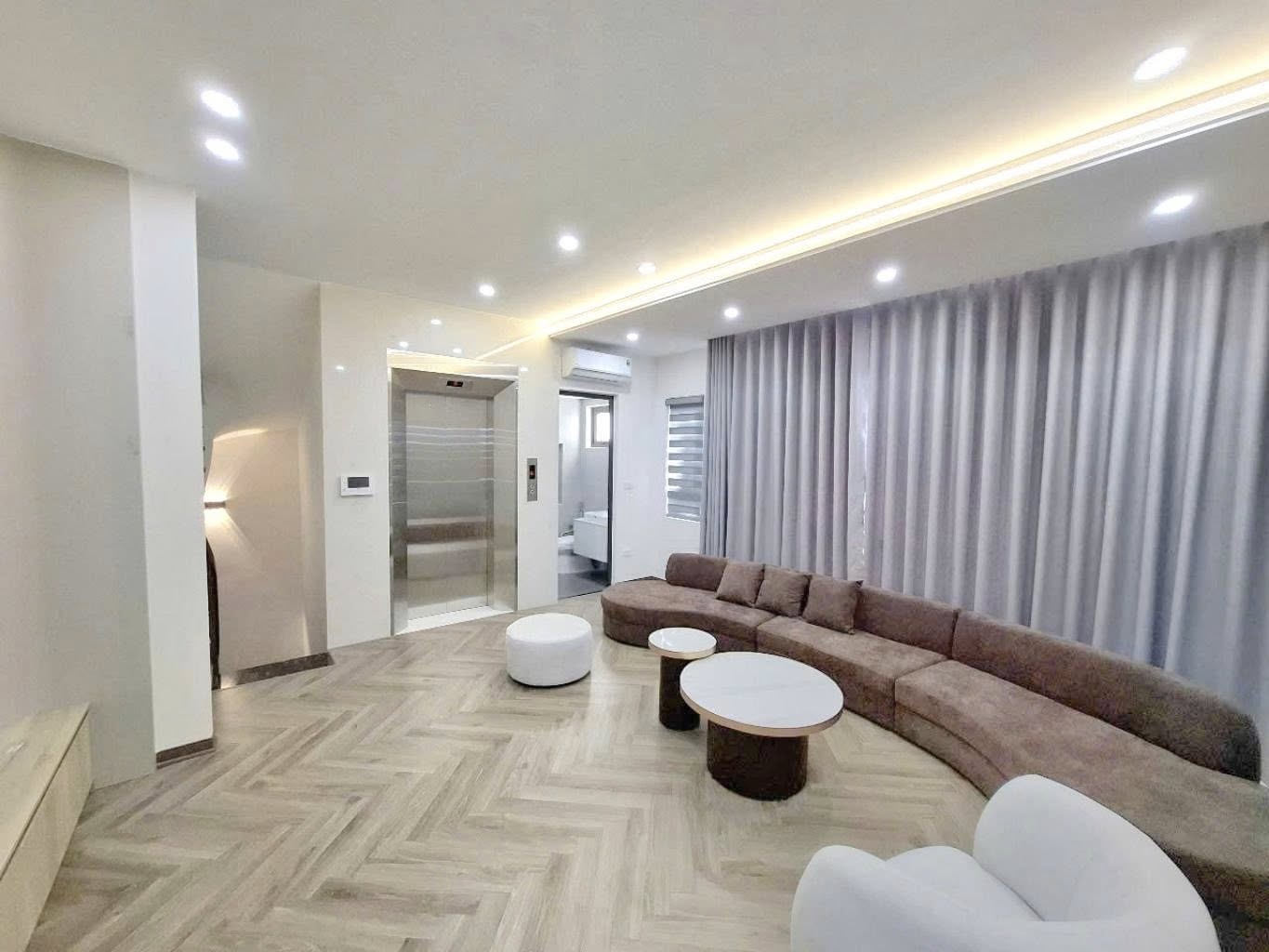 Nhà lô góc 6 tầng thang máy, 2 mặt thoáng - Phố Trạm, Long Biên sắm ngay kẻo lỡ