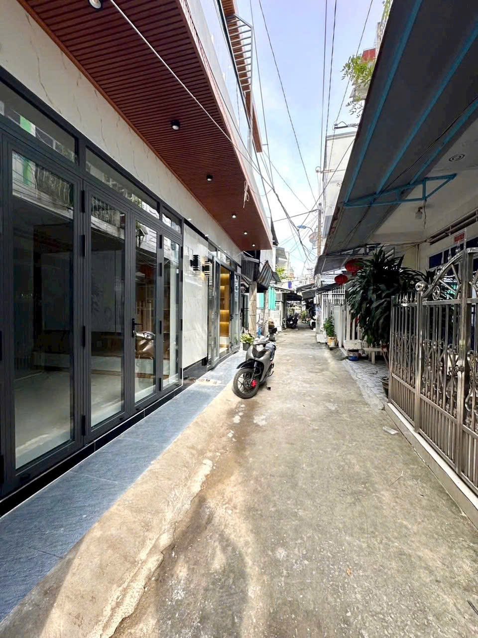 Nhà 1 trệt 1 lầu mới đẹp, kế chợ Vĩnh Bảo, Rạch Giá, giá hời