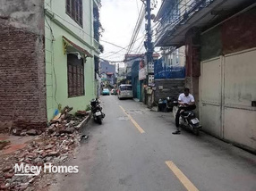 Bất động sản tọa lạc tại vị trí đắc địa trên mặt đường Tự Khoát, ngay sát mặt phố Vũ Lăng