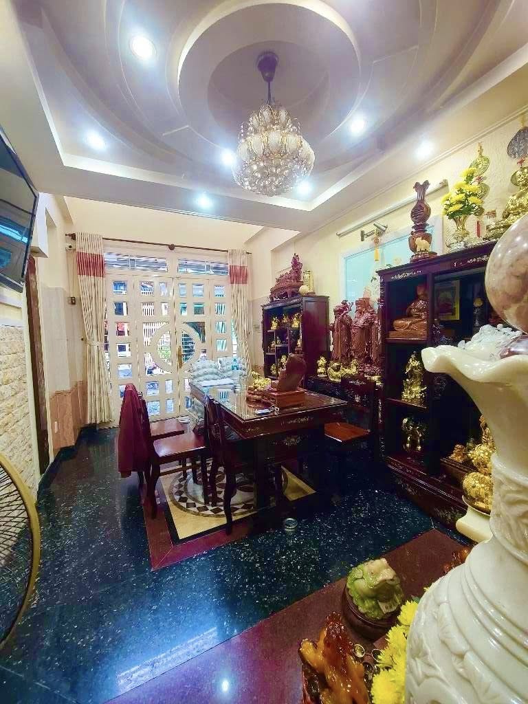 Ngôi nhà 5 tầng kiên cố, tọa lạc tại vị trí đắc địa trên con hẻm nhựa rộng 5 mét