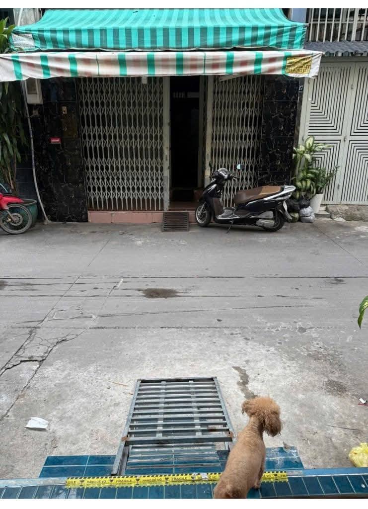 Nhà nằm tại vị trí đắc địa thuộc hẻm nhựa rộng 8m thông thoáng, khu vực kinh doanh sầm uất