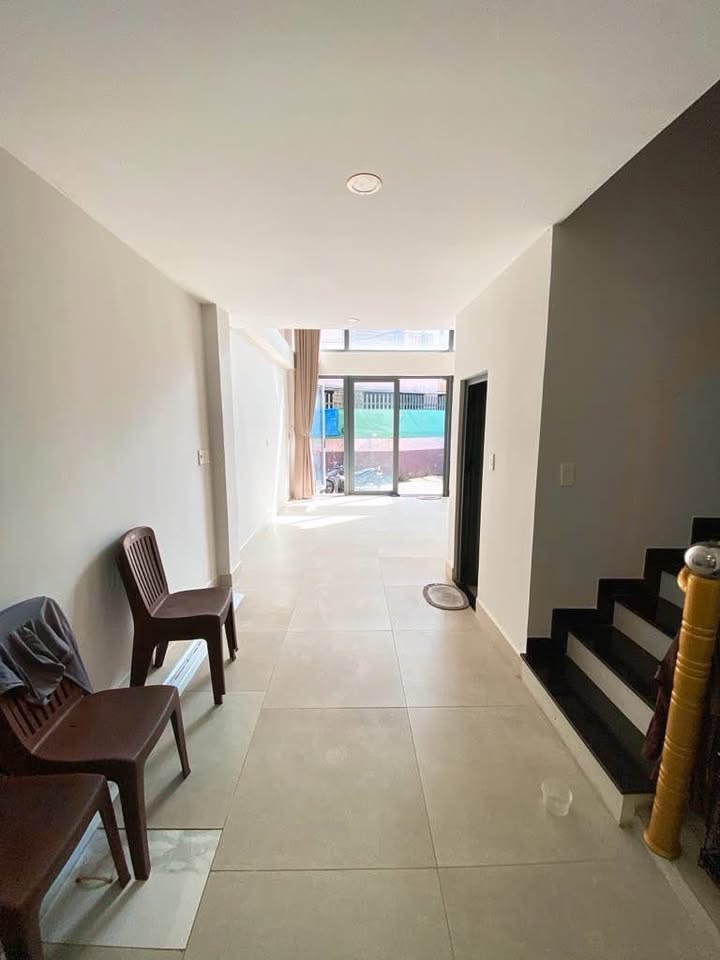 Nhà 4 lầu mới toanh, xe hơi vi vu ngủ trong nhà, giá 6 tỷ