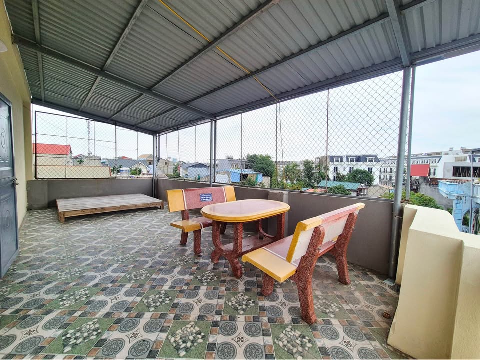 Tọa lạc tại vị trí đắc địa phía sau Trường Chuyên Lam Sơn, ngôi nhà 2 tầng