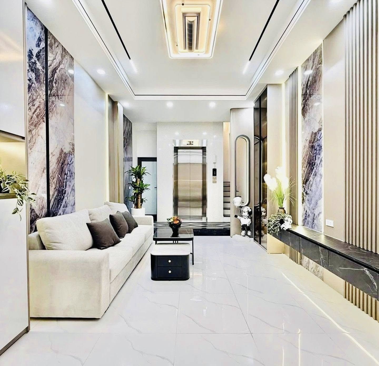 Tọa lạc tại vị trí đắc địa trên con phố Trương Công Giai sầm uất, quận Cầu Giấy, Hà Nội