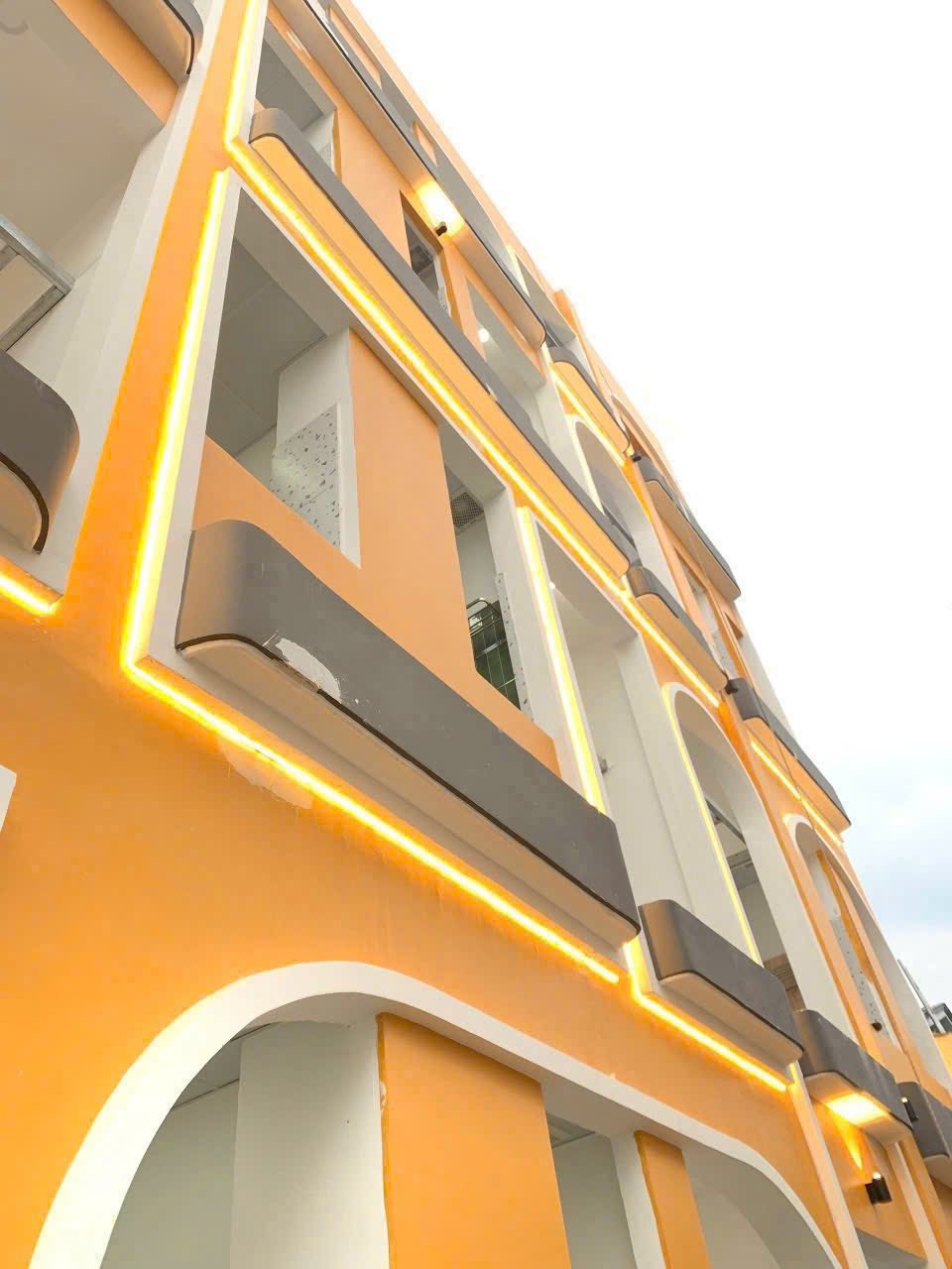 Tòa nhà căn hộ dịch vụ tọa lạc tại vị trí đắc địa hai mặt tiền hẻm ô tô trên đường 59, Phường 14