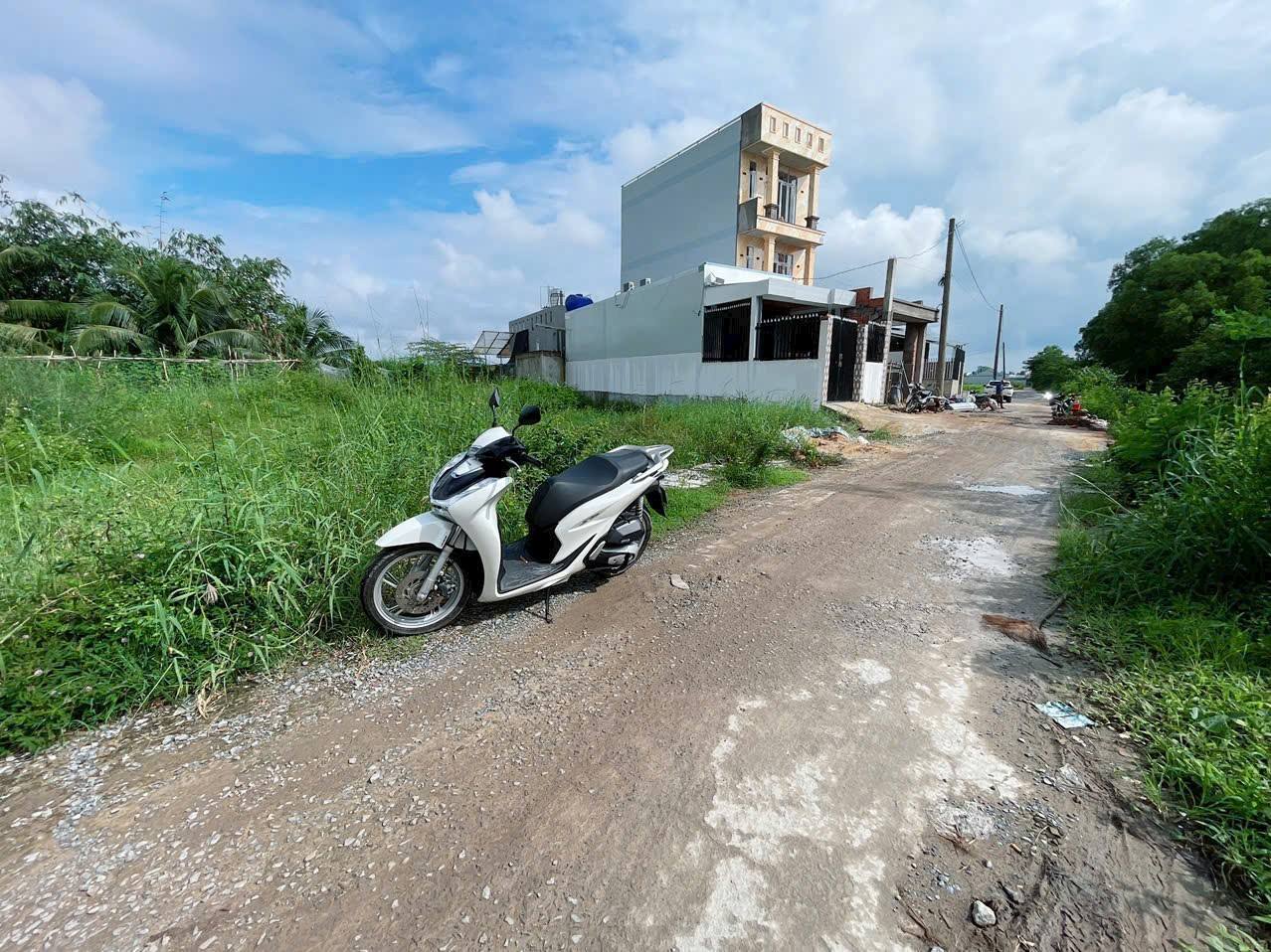 Bán nền đất mặt tiền kênh, gần trường học, 100m2, Đức Hòa, Long An, giá 1,1 tỷ