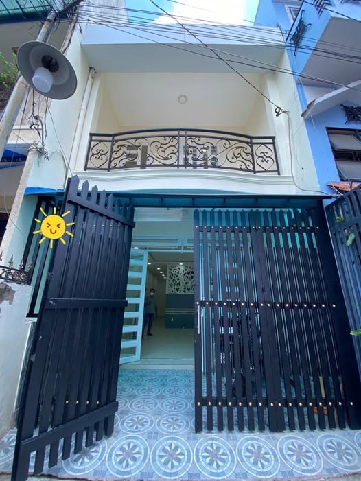 Nhà 2 tầng kiên cố, nằm trong hẻm 1 sẹc rộng rãi, chỉ cách mặt tiền 30m và cách Metro Phước Long chỉ 200m