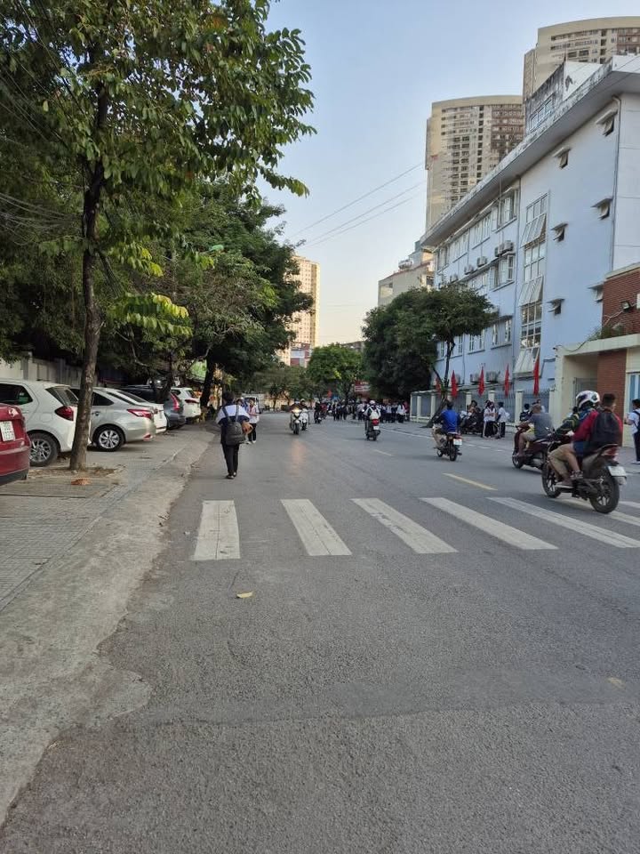 Nhà 4 tầng full nội thất, Văn Phú - Hà Đông, giá yêu thương, hàng xóm thân thiện