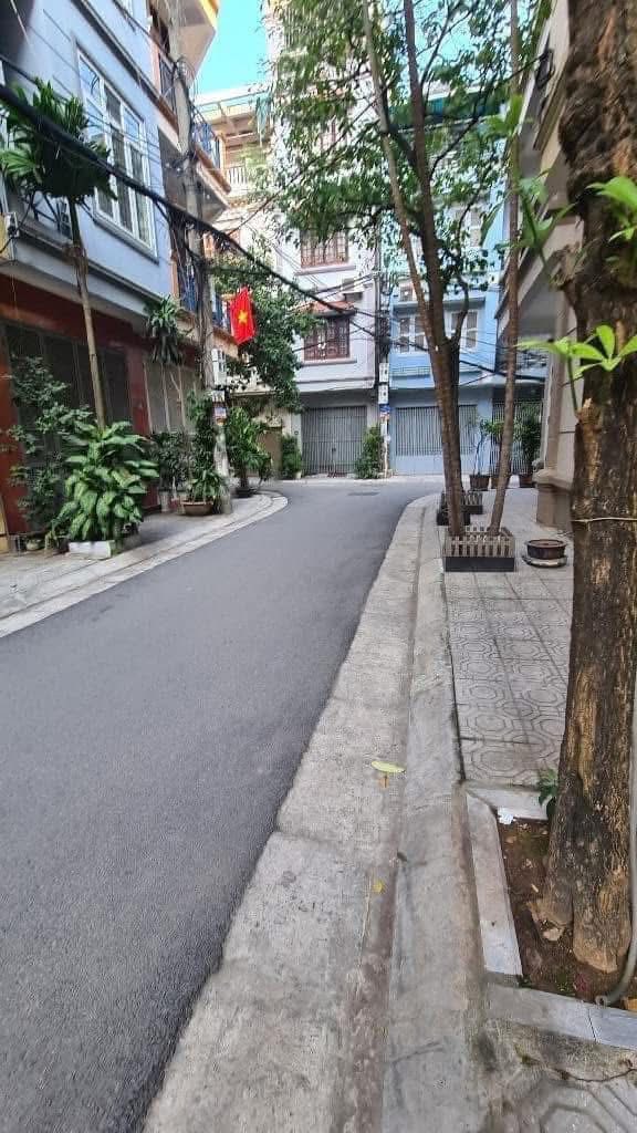 Căn hộ tọa lạc tại vị trí đắc địa trên đường Bạch Mai, với diện tích rộng rãi 80m2