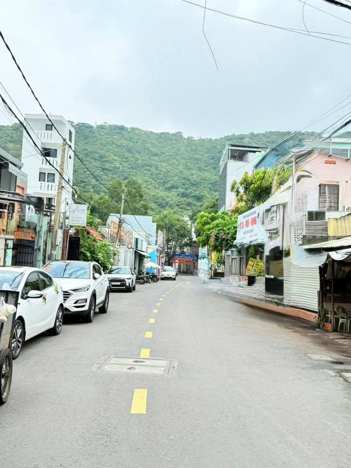 Ngôi nhà 1 trệt 2 lầu tọa lạc trên mặt tiền đường Hùng Vương, trung tâm thành phố Vũng Tàu