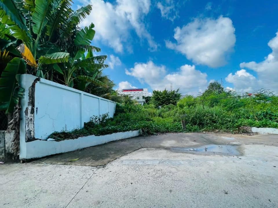 Ngay hẻm xe hơi thuộc phường 10, chỉ cách Quốc lộ 60 đúng 100m, tiện ích xung quanh thì khỏi bàn