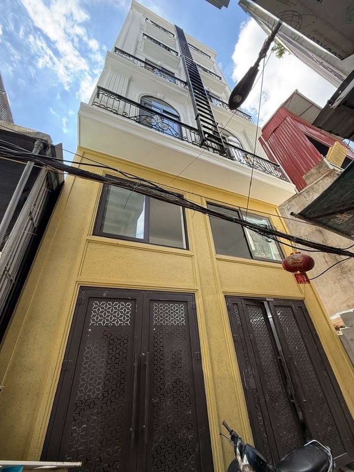 Cho thuê 6 tầng thang máy, 14 phòng full nội thất, dòng tiền 750 triệu/năm tại Lê Quang Đạo