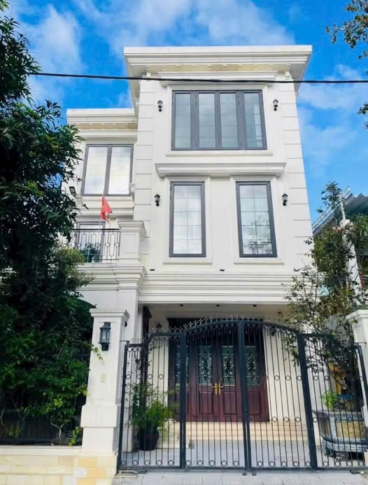 Biệt thự 3 tầng 200m2 mặt tiền trung tâm Huế - giá tốt