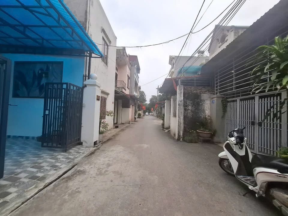 Nhà 3 tầng mới cứng, 81m2, 4 phòng ngủ, ô tô trong nhà, giá hời ở Bắc Ninh