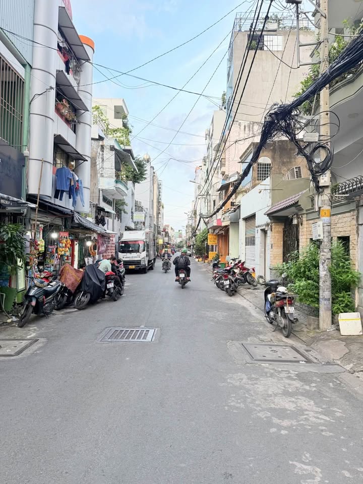 Chào mừng bạn đến với cơ hội sở hữu một căn nhà tuyệt vời tại mặt tiền hẻm rộng 10m