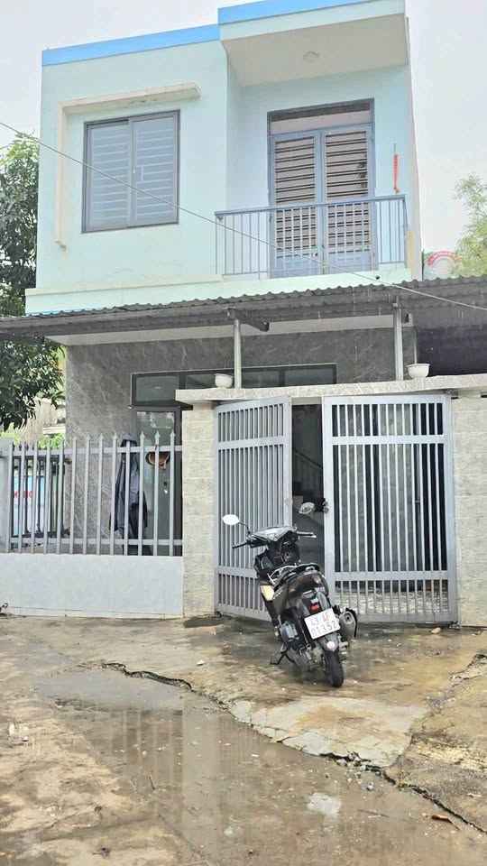 Tọa lạc tại vị trí đắc địa, chỉ cách bãi biển Kim Liên thơ mộng 50m