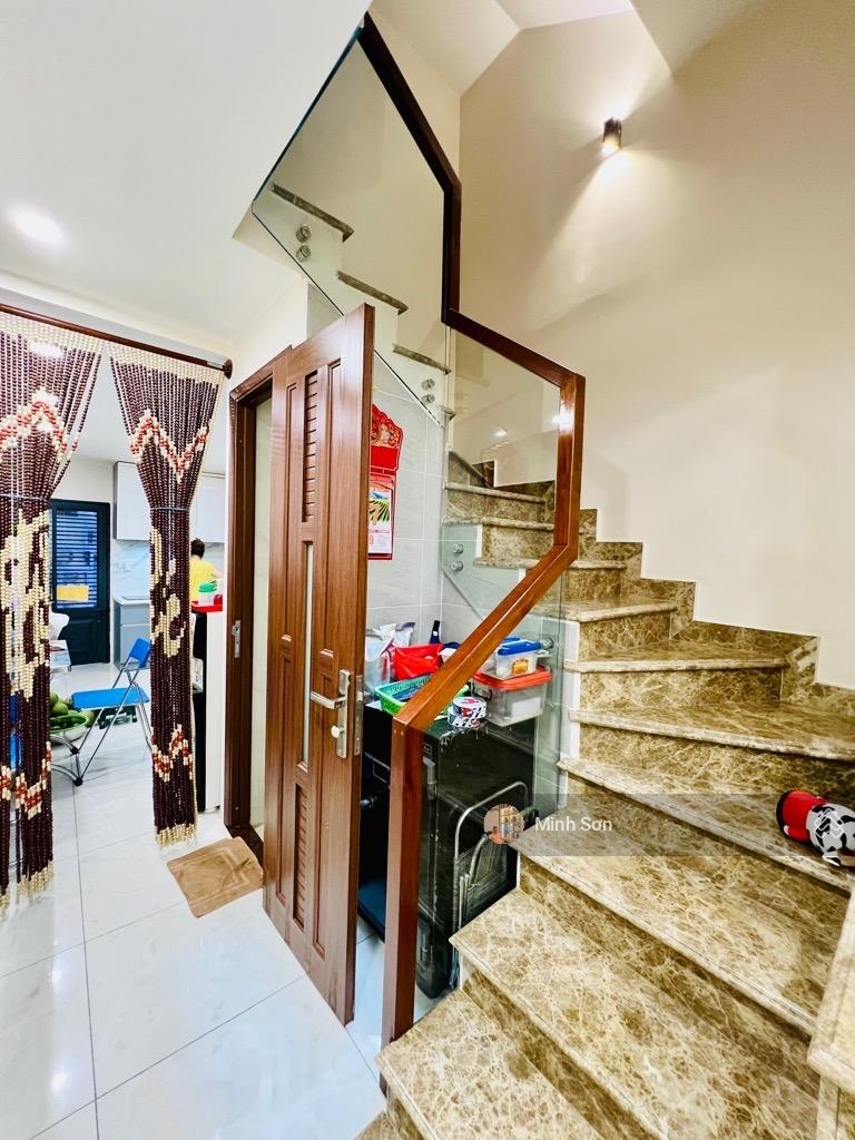 Bán nhà 43m2 - 5 tầng Trần Hưng Đạo Q1 6PN, gần hẻm xe hơi, giá chỉ 8,x Tỷ