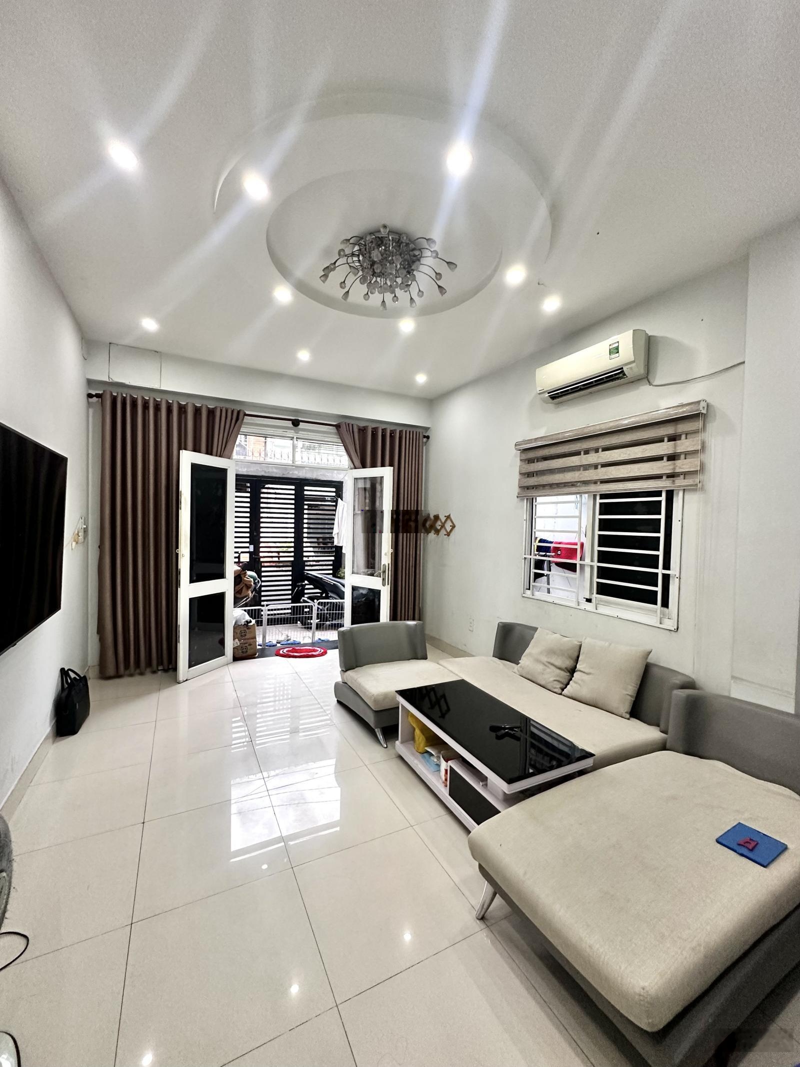 Nhà nguyên căn mặt phố đường Tám Danh, 6 phòng ngủ 4Wc 1 trệt 3 lầu đường oto rộng rãi đầu tháng 12