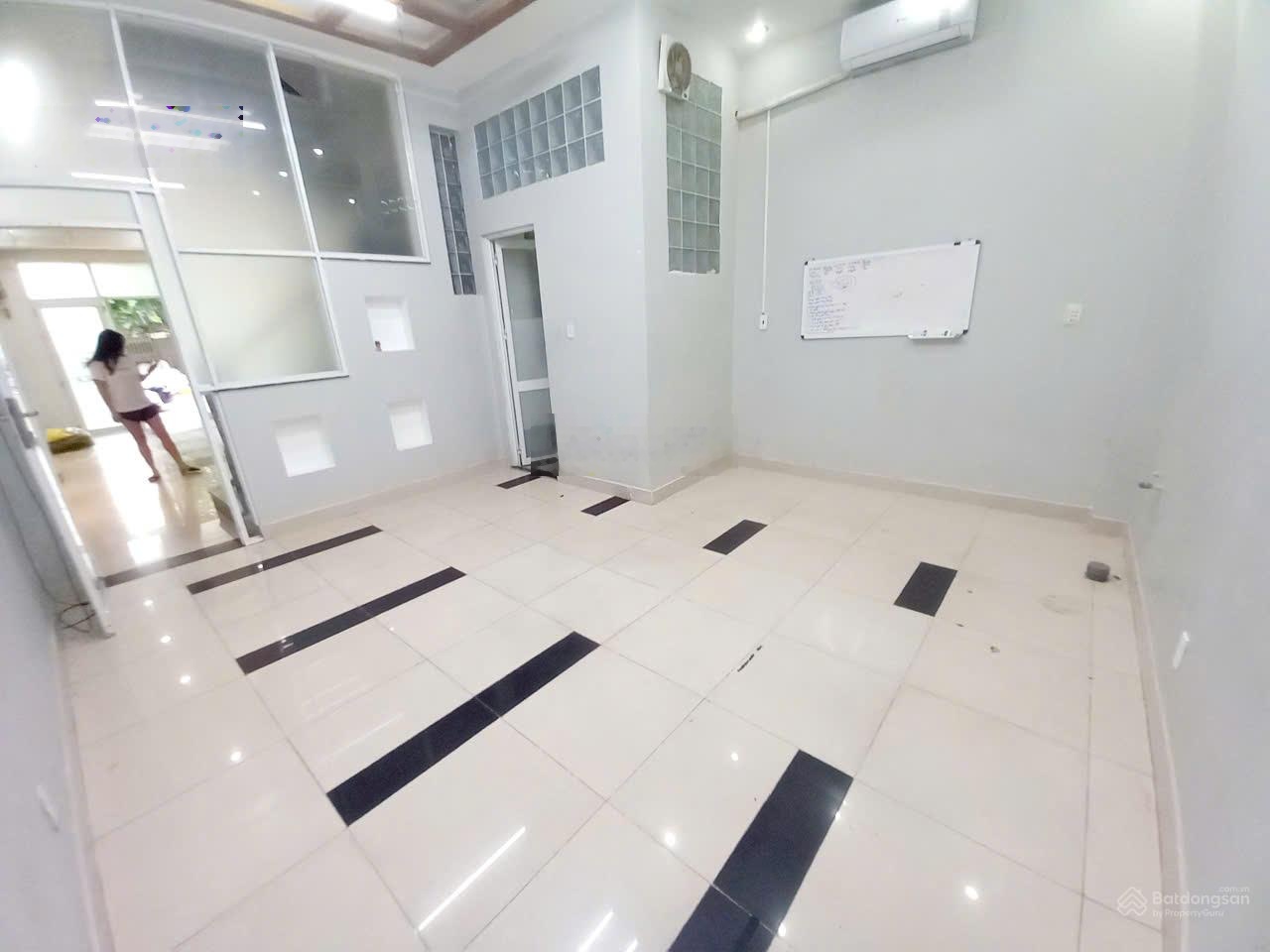 Cho thuê nhà 5x15m, trệt 3 lầu, 7P, 4WC Phạm Hùng gần khu Cao Lỗ có máy lạnh. Giá 22 triệu/tháng