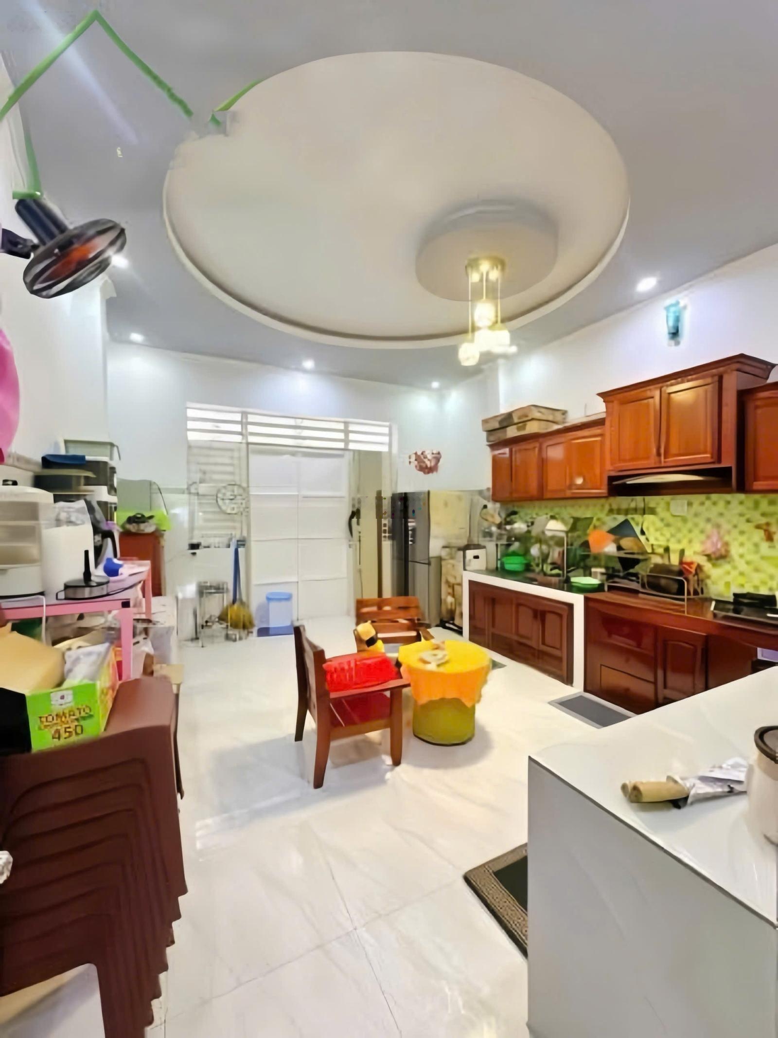 Chú năm bán gấp nhà mặt tiền (100m2) giá 750triệu - ngay chợ bình chánh đang cho thuê 18tr/tháng