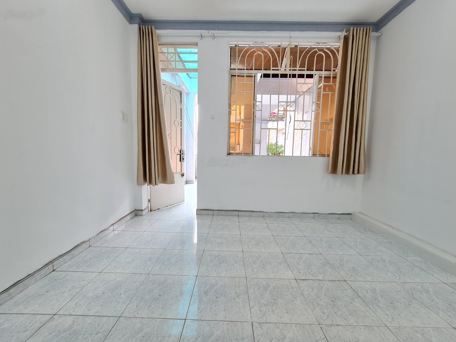 Phòng trống có sẵn máy lạnh - studio bancol siêu rộng rãi - có thể dọn vào ở liền