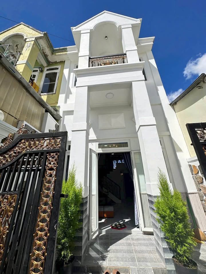 Nhà 3 tầng kiên cố, vị trí đắc địa Đà Lạt, giá hấp dẫn