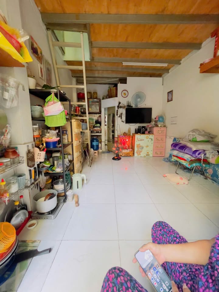 Nhà cấp 4 diện tích 32m², ngang 3.1m, dài 9m, nở hậu chữ L, nằm tại hẻm 500 Đoàn Văn Bơ